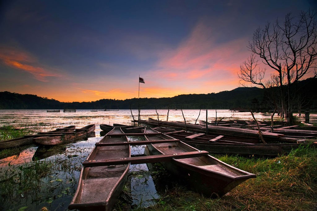 Tamblingan lake dream wedding boutique singapore bridal bali pre wedding photoshoot and travel sunset